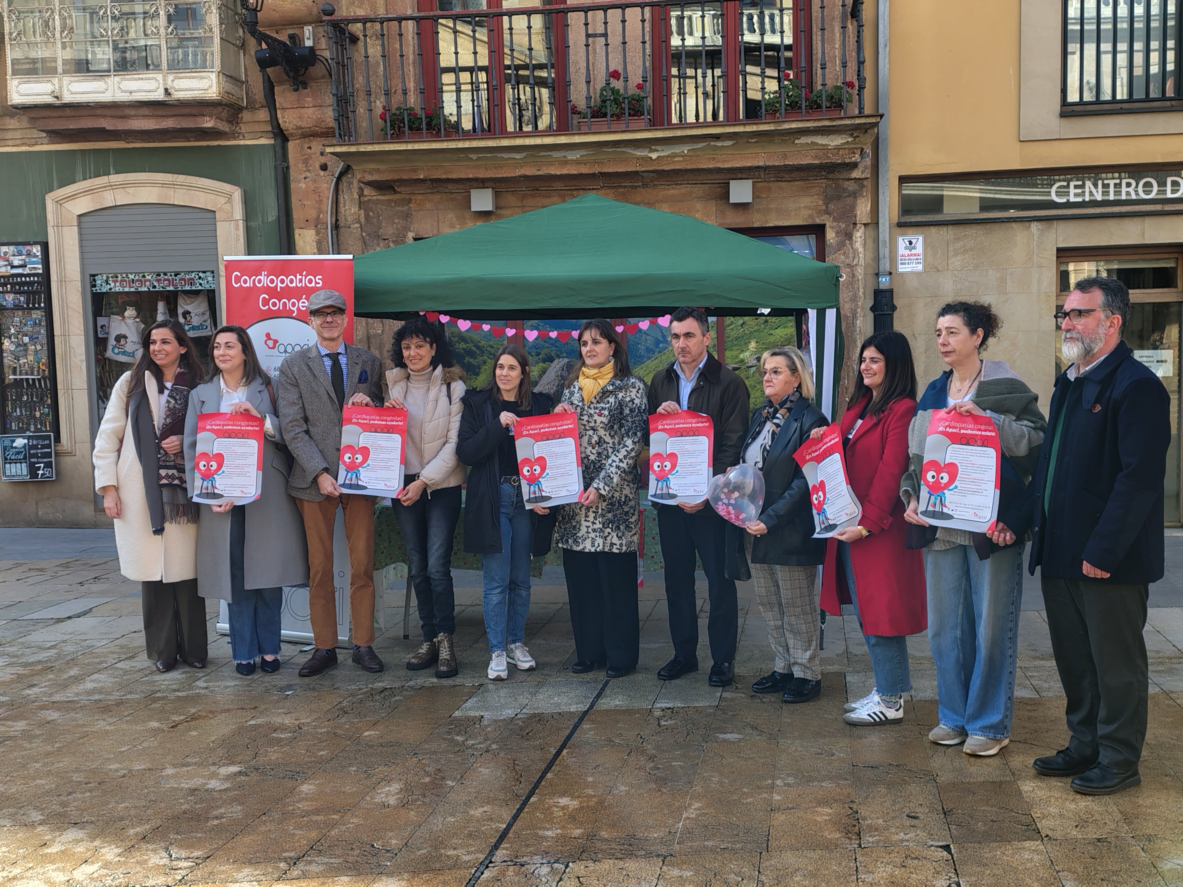 Responsables de APACI Asturias posan con los representantes de todos los grupos políticos del ayuntamiento de Oviedo en la mesa informativa instalada frente al consistorio