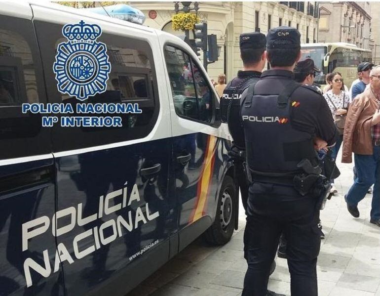 Policía Nacional en Puerta Real de Granada