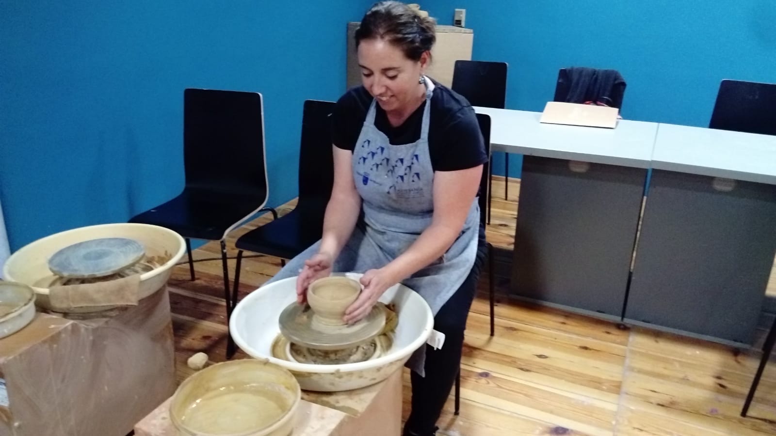 Verónica Maccorin durante uno de los talleres que imparte para niños en el Centro Regional de Artesanía de Murcia