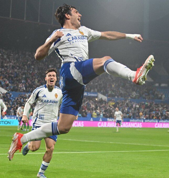 Iván Azón celebra el primer gol del partido