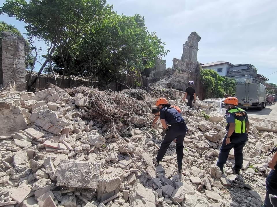 Santiago (Philippines), 27/07/2022.- A handout photo made available by the Bureau of Fire Protection (BFP) shows rescuers and and a policeman inspecting a collapsed structure following an earthquake in Vigan, Ilocos Sur province, Philippines, 27 July 2022. A strong quake with a 7.3 magnitude intensity that jolted Abra province in the main island of Luzon was registered by Philippine Institute of Volcanology and Seismology. (Terremoto/sismo, Incendio, Filipinas) EFE/EPA/Bureau of Fire Protection (BFP) / HANDOUT HANDOUT EDITORIAL USE ONLY/NO SALES
