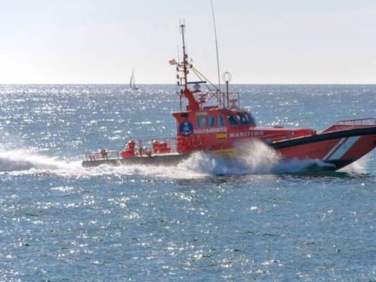 Trasladados hasta Algeciras siete varones de una patera en el Estrecho
