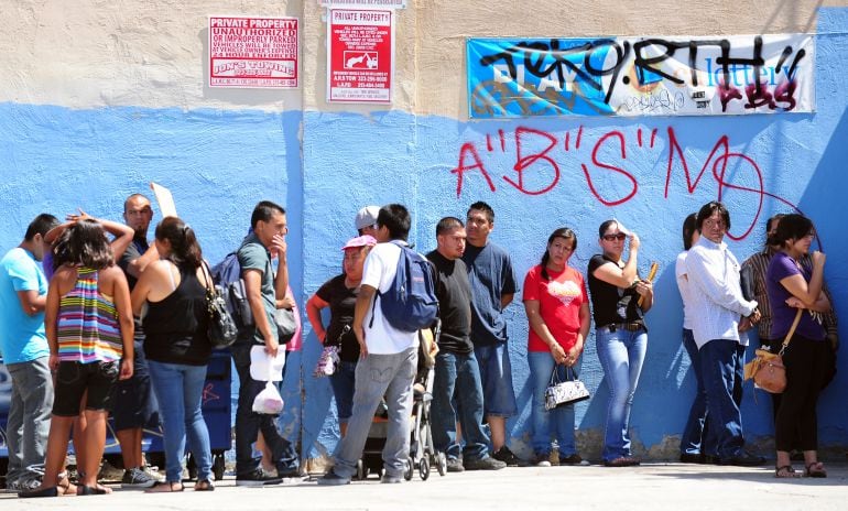 Jóvenes hacen cola frente a una oficina en Los Ángeles el primer día de aplicación del DACA, el 15 de agosto de 2012