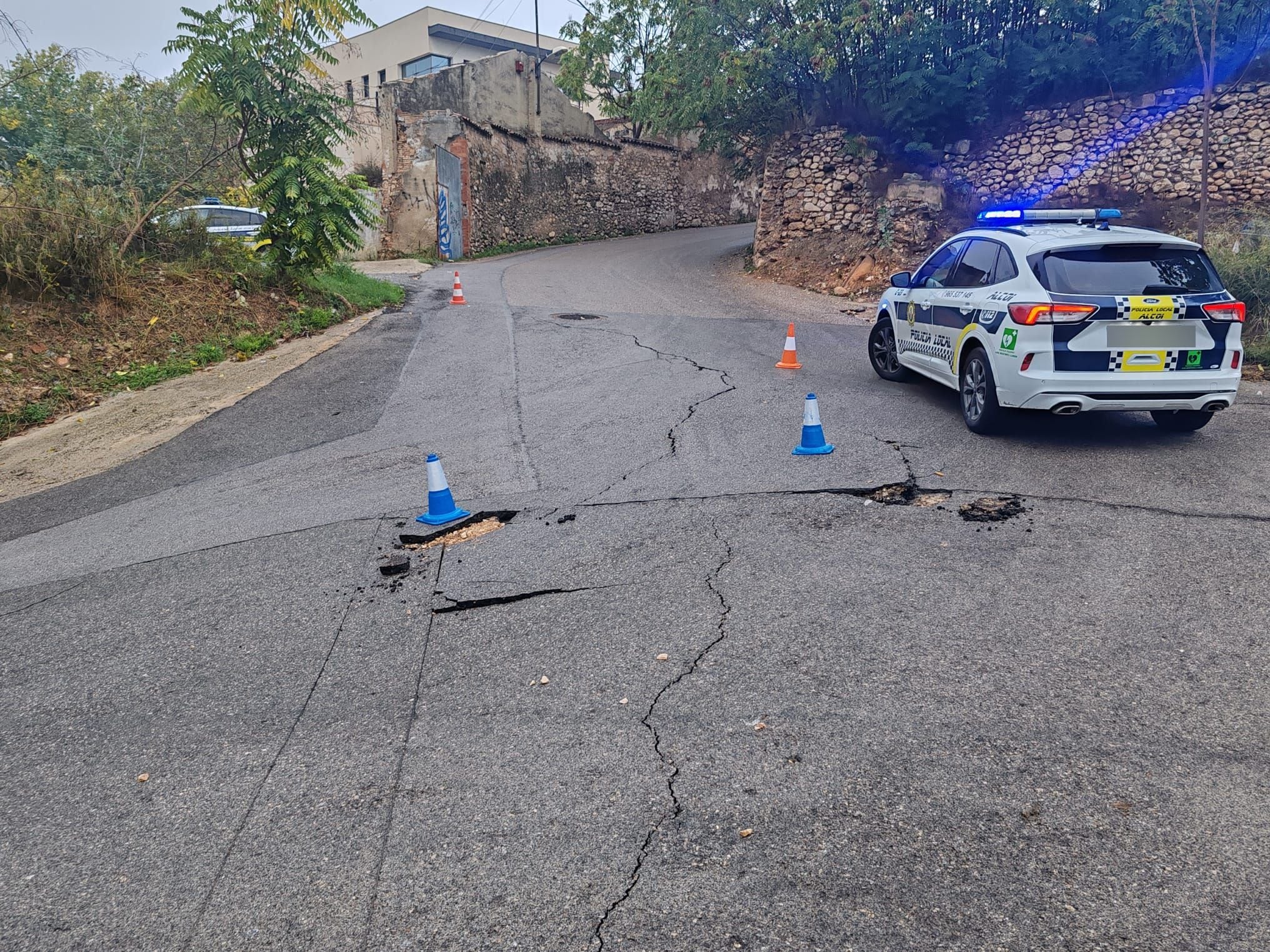 La Policía Local ha cortado, de manera preventiva, la calle Calderón de Alcoy ante riesgo de desplazamiento del pavimento.