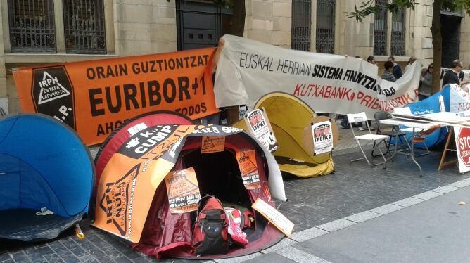 Acampada de protesta en la calle Andia frente a la sede de Kutxa en San Sebastián