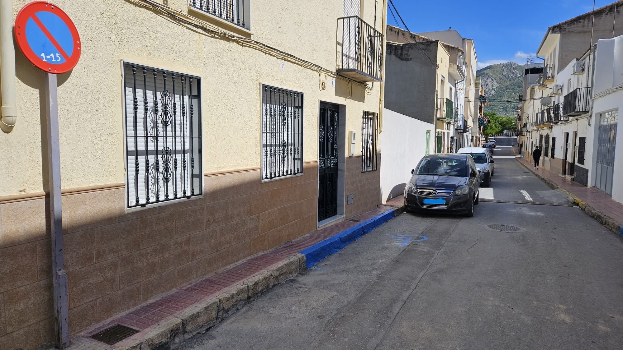 Aparcamientos en la calle Sanabria, ayer 10 de mayo, a pesar de la prohibición