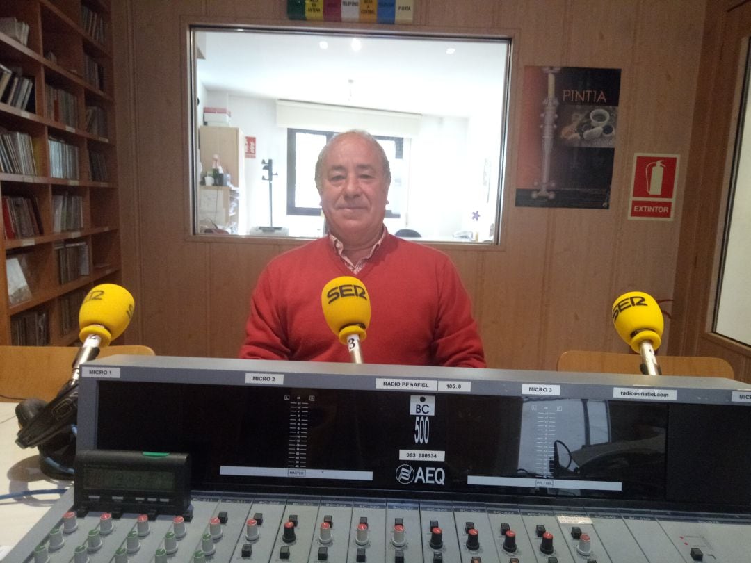 El concejal de IU, José Luis Posac en los estudios de Radio Peñafiel