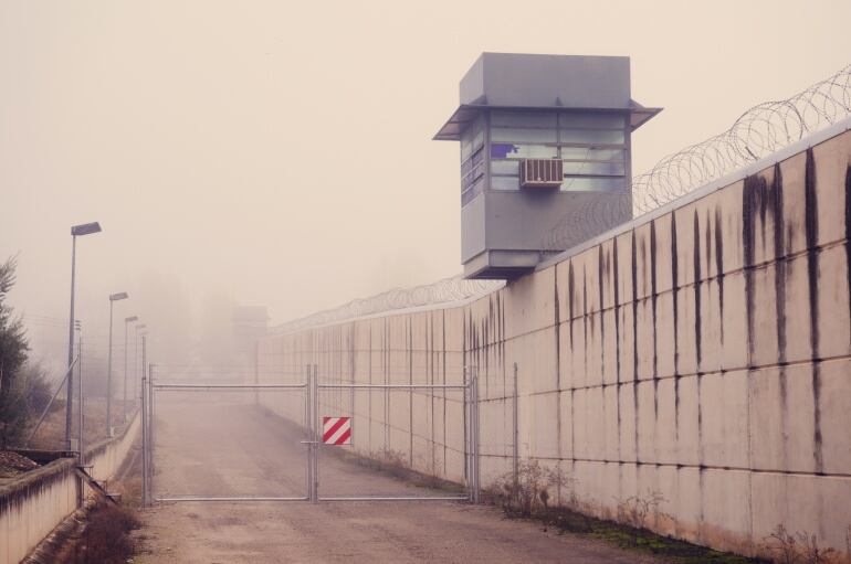 Entrada a una cárcel entre la niebla