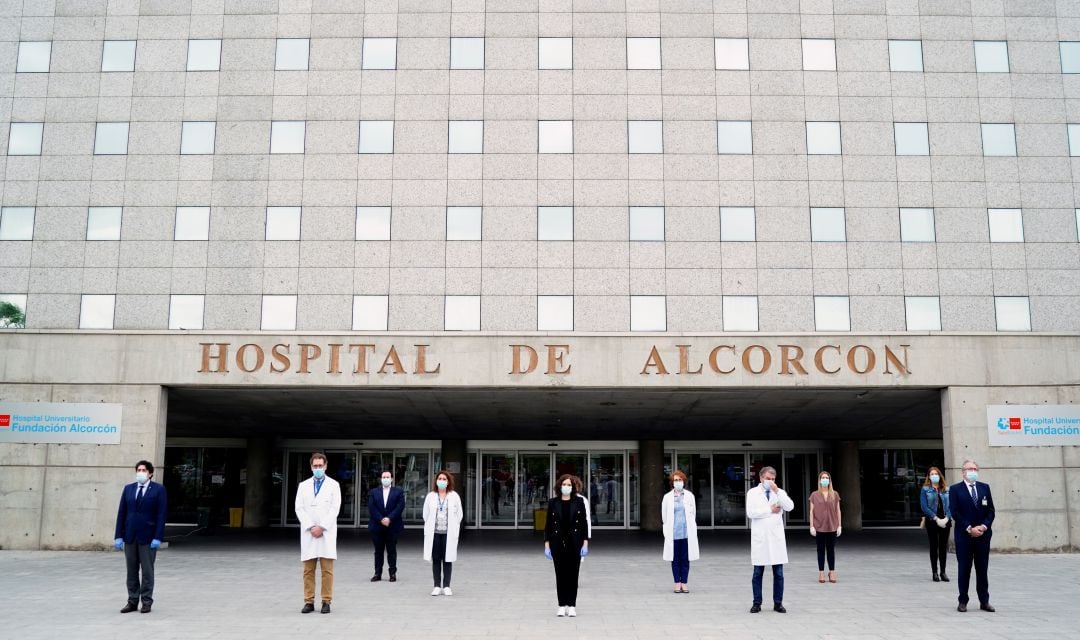 Fotografía facilitada por la Comunidad de Madrid de la presidenta regional, Isabel Díaz Ayuso (c), durante un minuto de silencio por las víctimas del coronavirus 