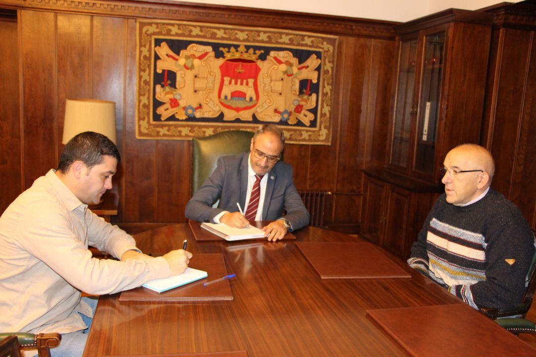 Reunión entre el alcalde, Olegario Ramón, y miembros de la asociación de vecinos del barrio de La Rosaleda