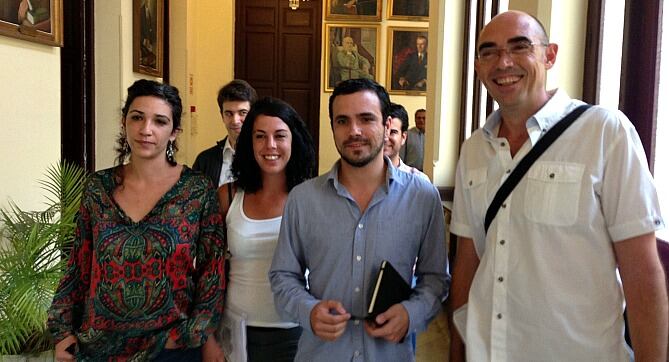 Las concejales de IU Toni Morillas y Ana García Sempere junto al diputado Alberto Garzón y al portavoz de IU Eduardo Zorrilla (de izda a derecha) antes de comparecer en el ayuntamiento de Málaga