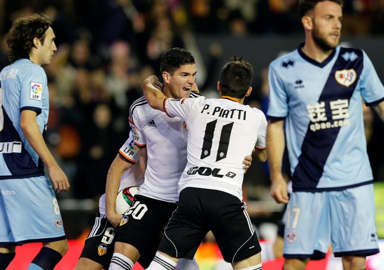 GRA373. VALENCIA, 16/12/2014.- El delantero argentino del Valencia Pablo Piatti celebra el gol marcado en propia puerta por el defensa del Rayo Vallecano, Jorge García Morcillo, durante el partido de vuelta de dieciseisavos de final de la Copa del Rey que se juega hoy en el estadio Mestalla. EFE/Juan Carlos Cárdenas 