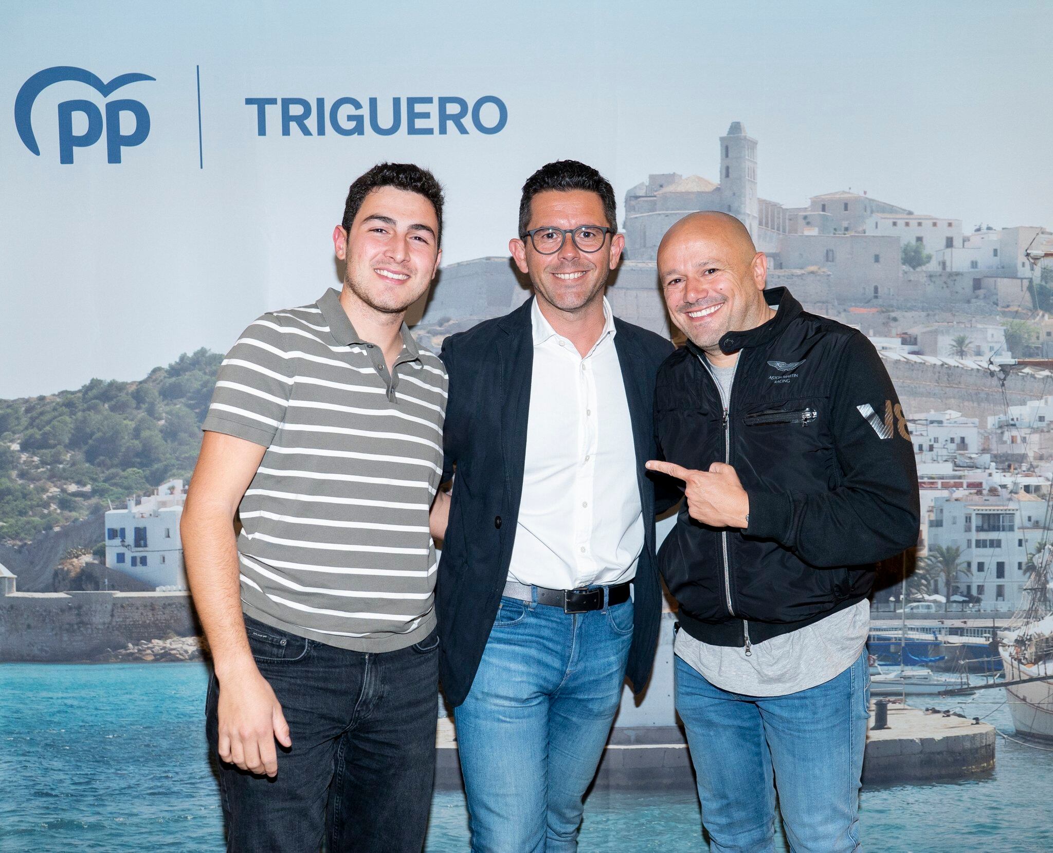 Manuel Jiménez, a la izquierda de la imagen junto al alcalde electo, Rafa Triguero