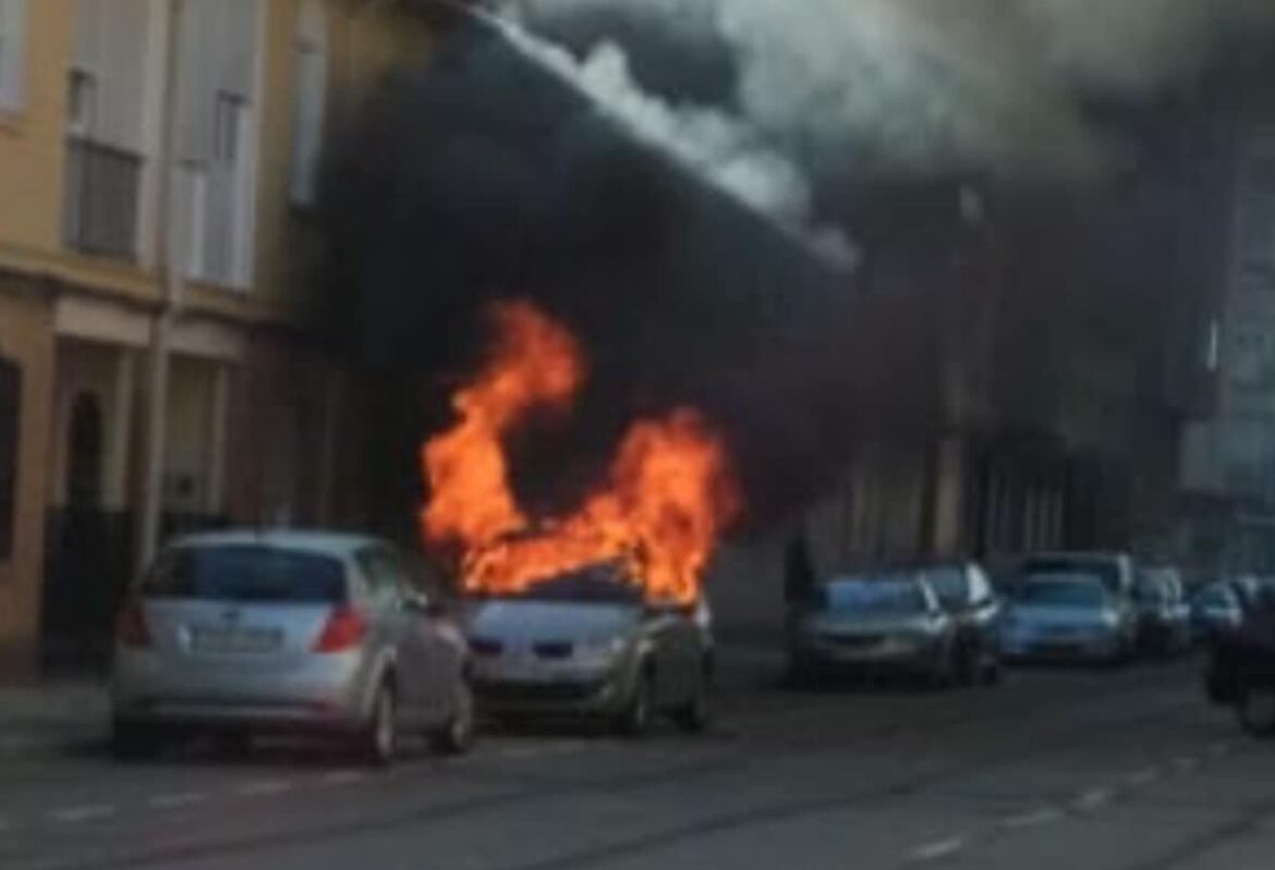 Coche ardiendo en la calle San Antonio de Palencia