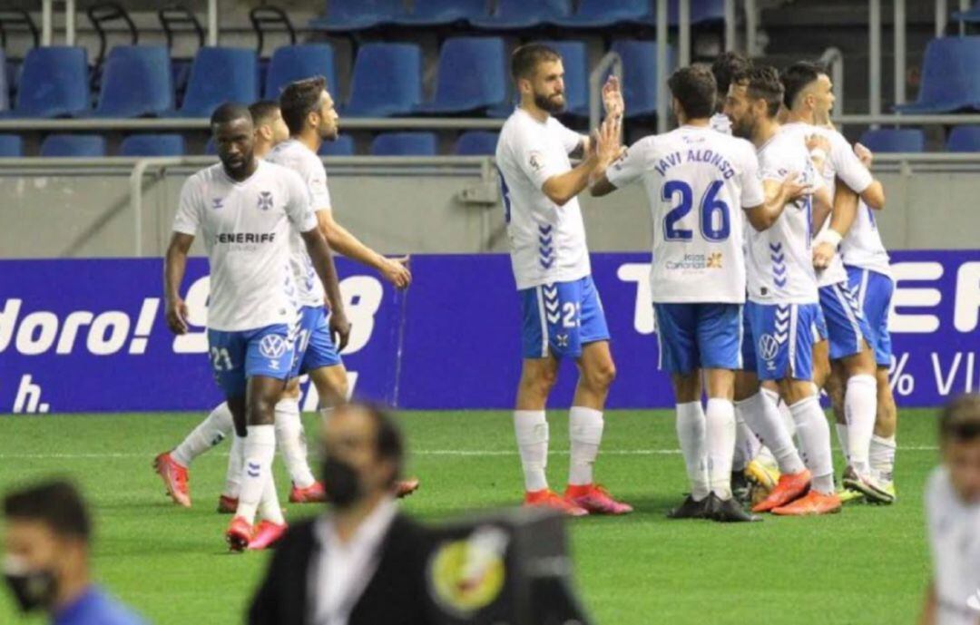 Sol celebra la el gol de la victoria.