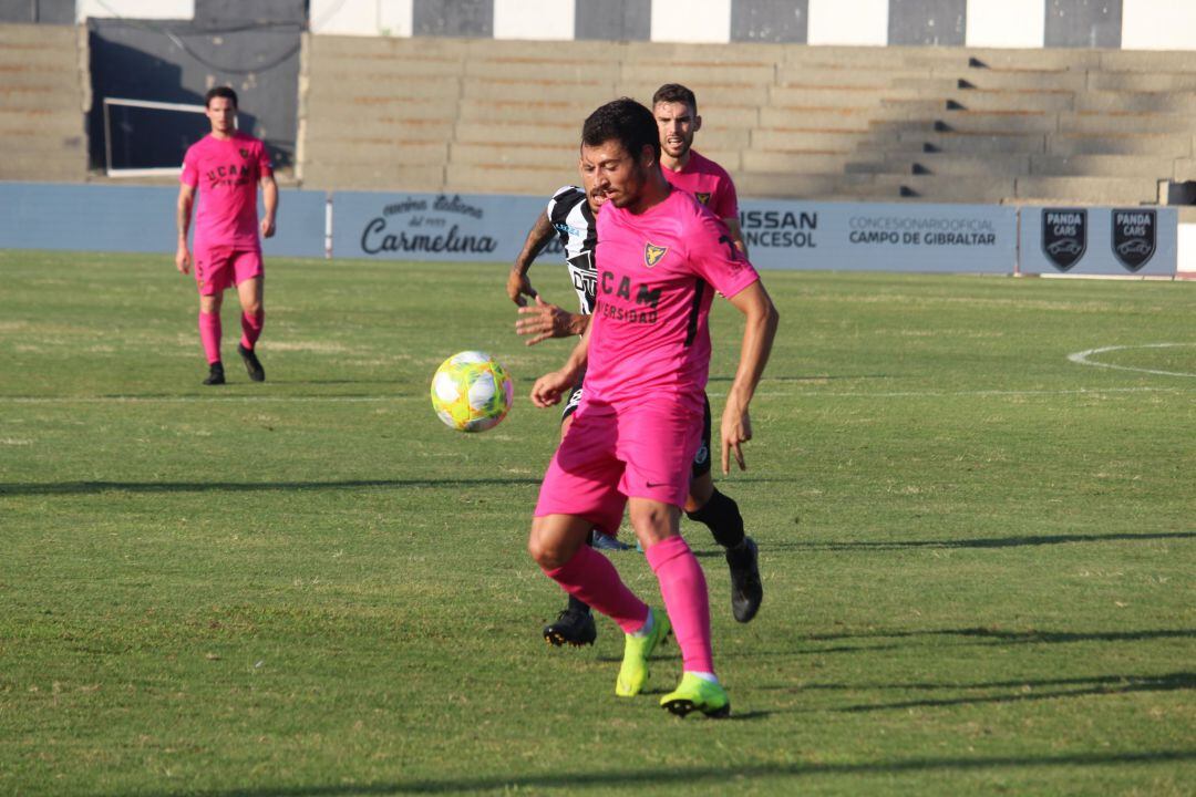 Kevin Presa controla el balón