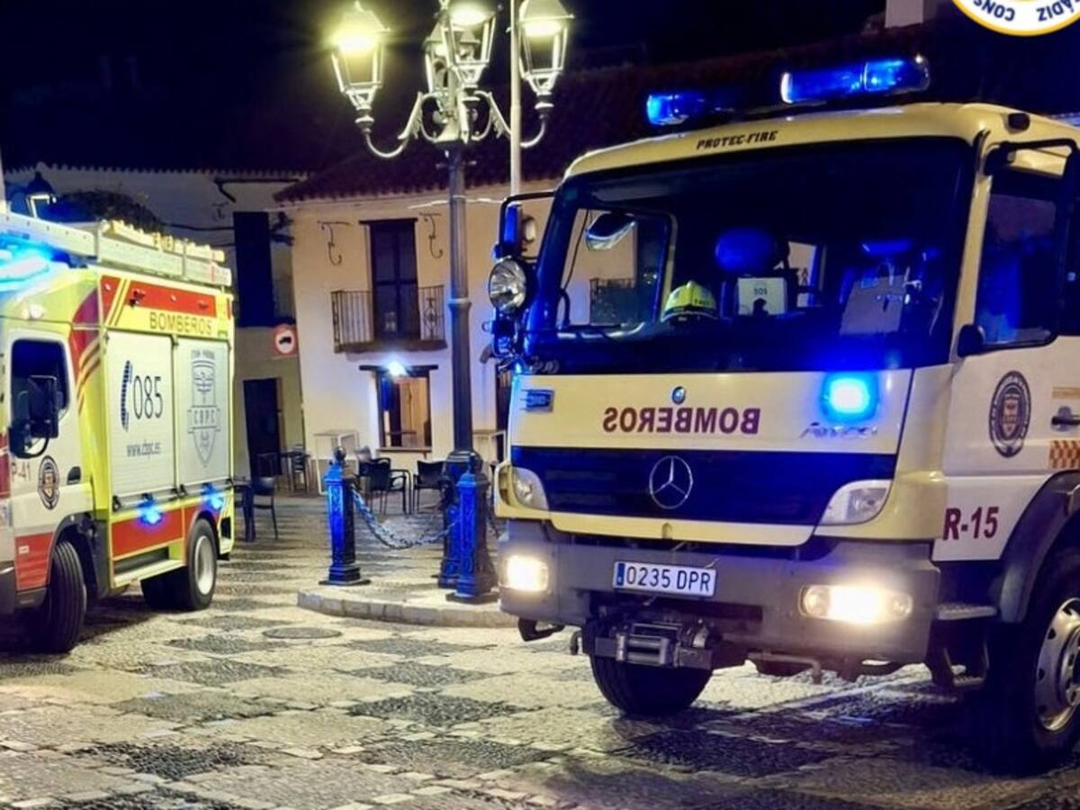 Bomberos extinguen el incendio en una vivienda en San Roque