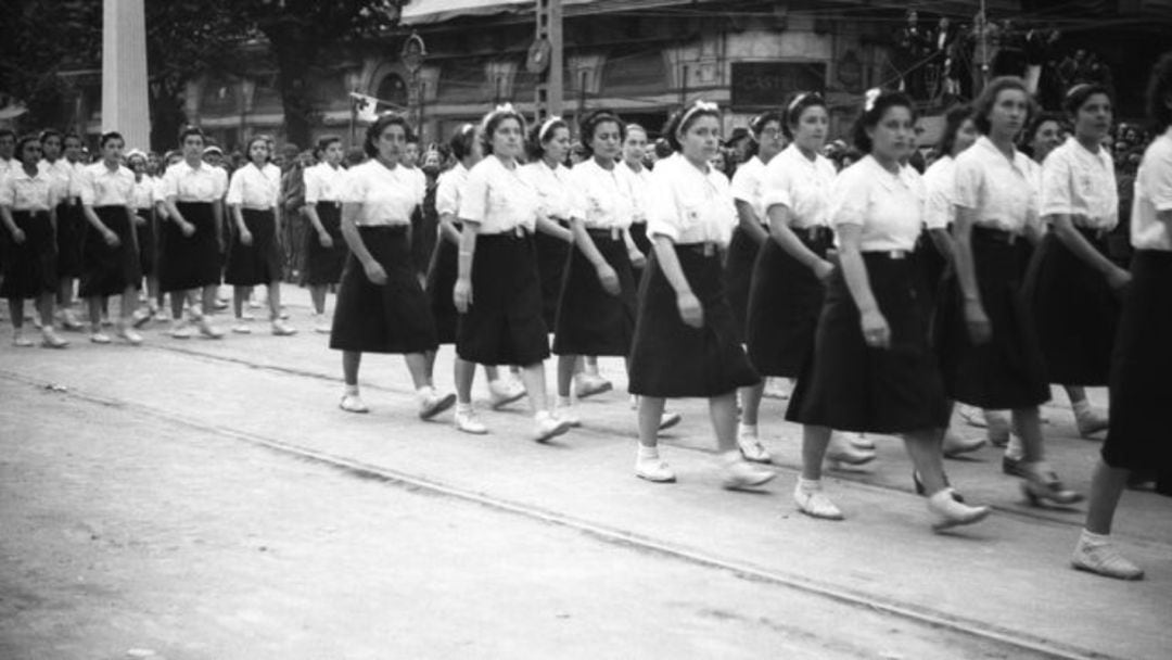 Imagen de archivo de mujeres de la Sección Femenina desfilando 