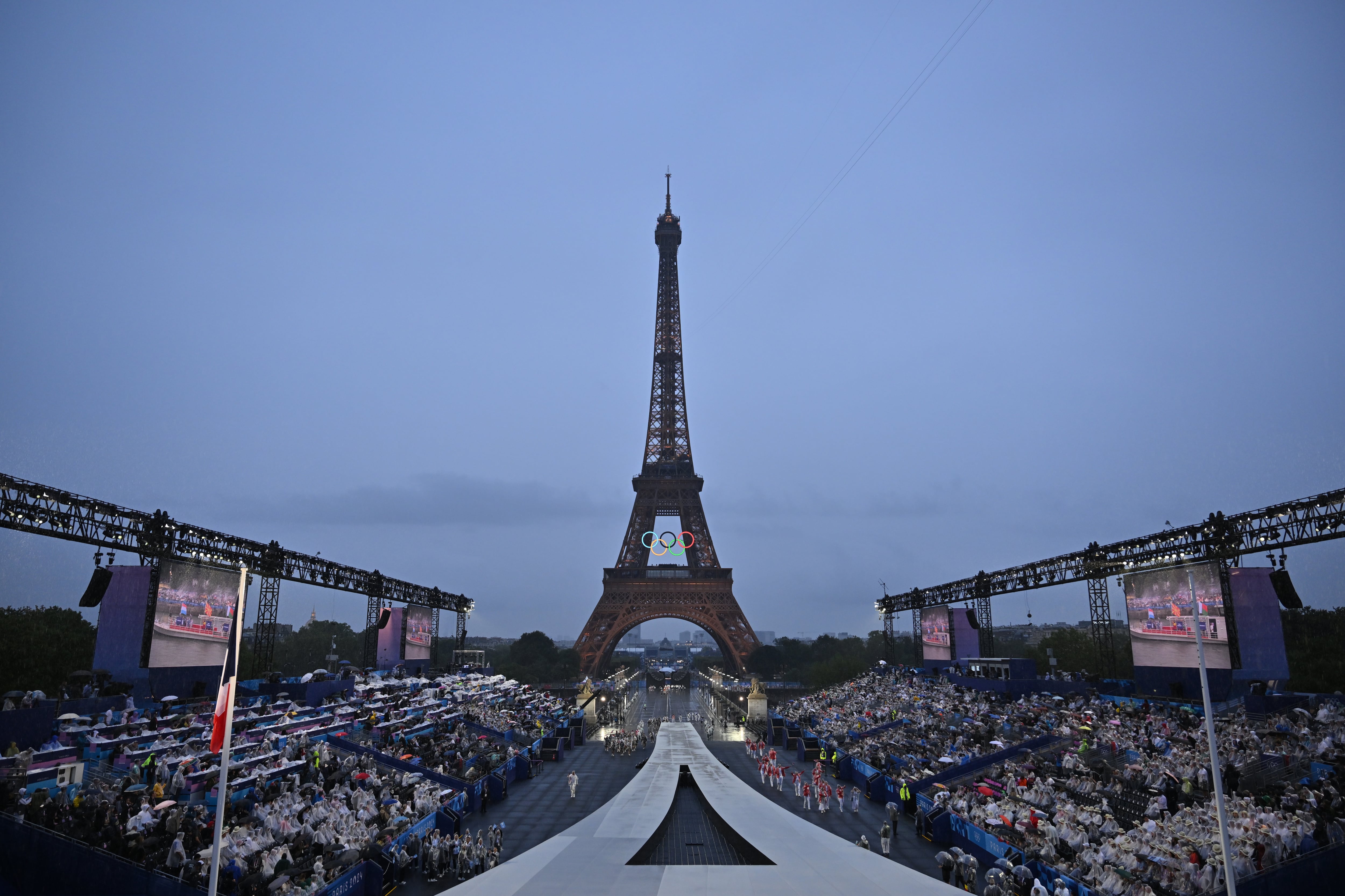 Vista general de la Plaza del Trocadero a la llegada de las delegaciones olímpicas para el encendido de la antorcha olímpica, durante la ceremonia de inauguración de los Juegos Olímpicos de París 2024, este viernes en la capital francesa.