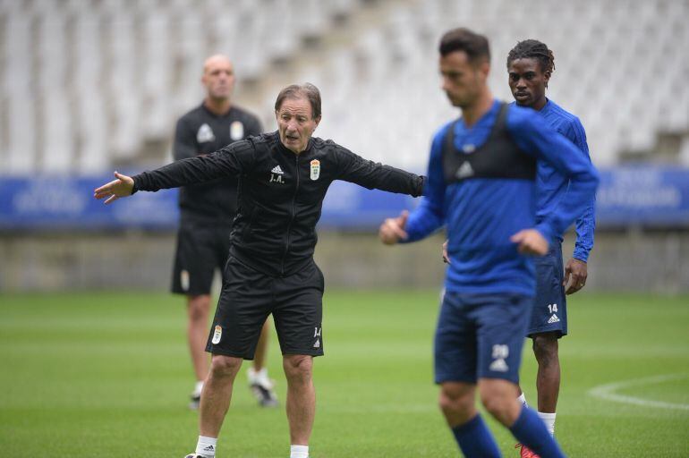 Anquela dando indicaciones a sus jugadores durante un entrenamiento.