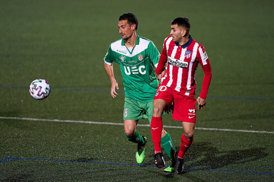 Pol Moreno frente a Ángel Correa en el histórico partido de Copa del Rey para el Cornellá
