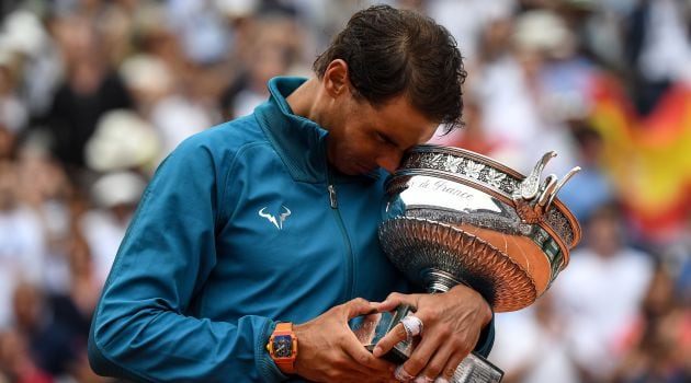 Rafa Nadal, junto al trofeo de Roland Garros