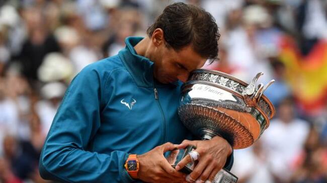Rafa Nadal, junto al trofeo de Roland Garros