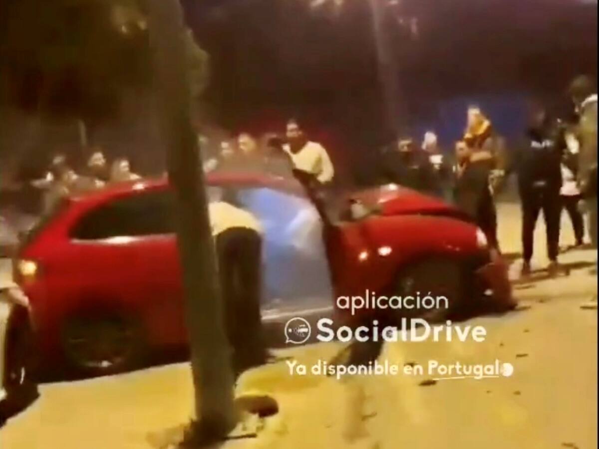 "¿A quién se le ocurre?": se estrella y destroza otros coches durante una 'quedada' de jóvenes en Málaga