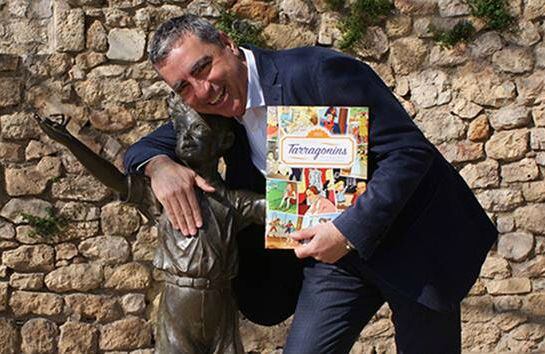 Albert Abelló amb l'àlbum de cromos