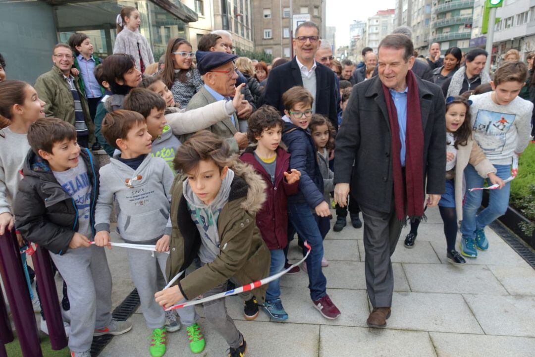 El alcalde con los niños que esperaba estrenar el parque de Venezuela