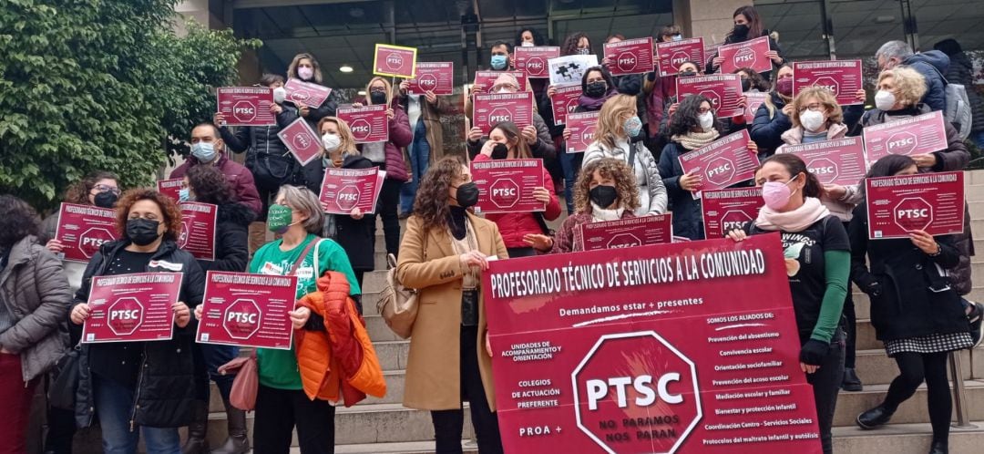 Concentración a las puertas de la consejería de Educación y Cultura