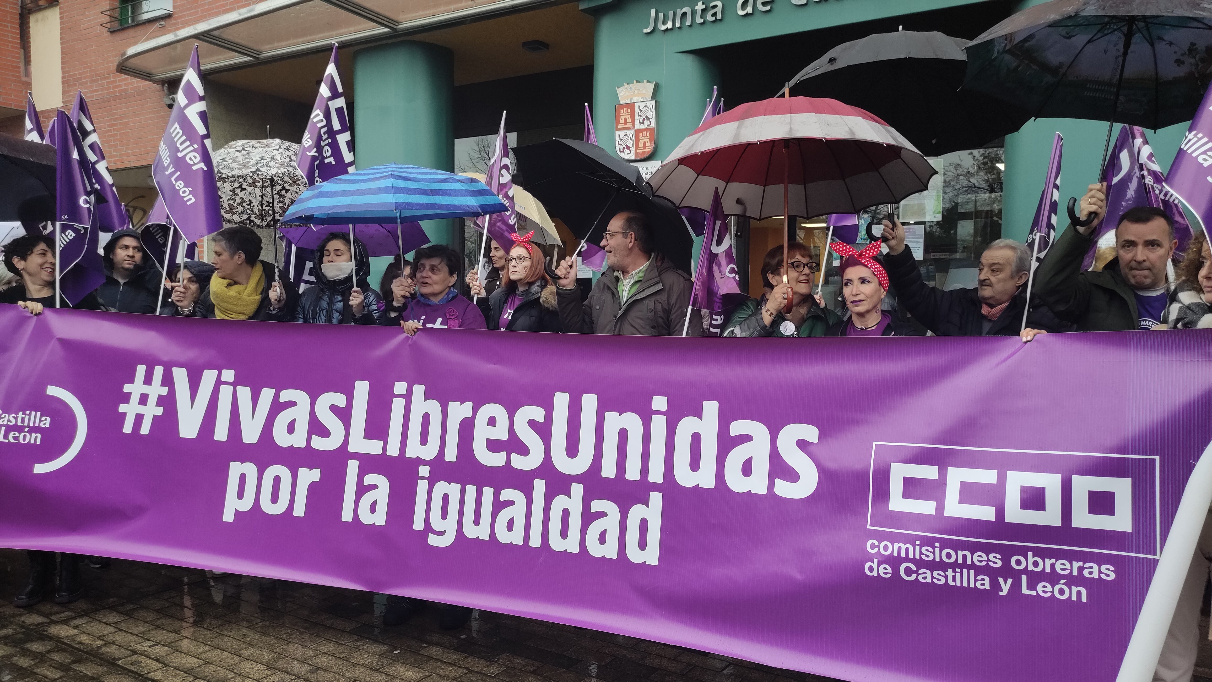 Concentración sindical de CCOO y UGT a las puertas de la Junta