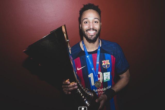 Tim N&#039;Guessan, con el trofeo de la Copa ASOBAL