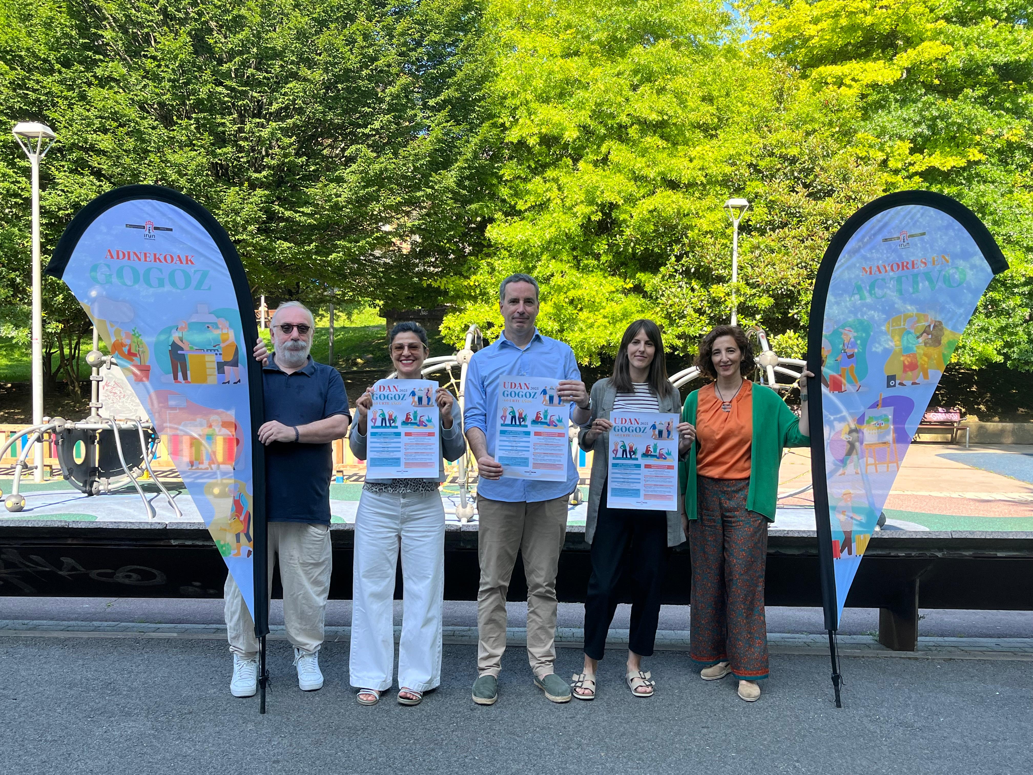 Los monitores del programa 'Udan Gogoz' junto al delegado de Bienestar Social Josu Iguiñiz.