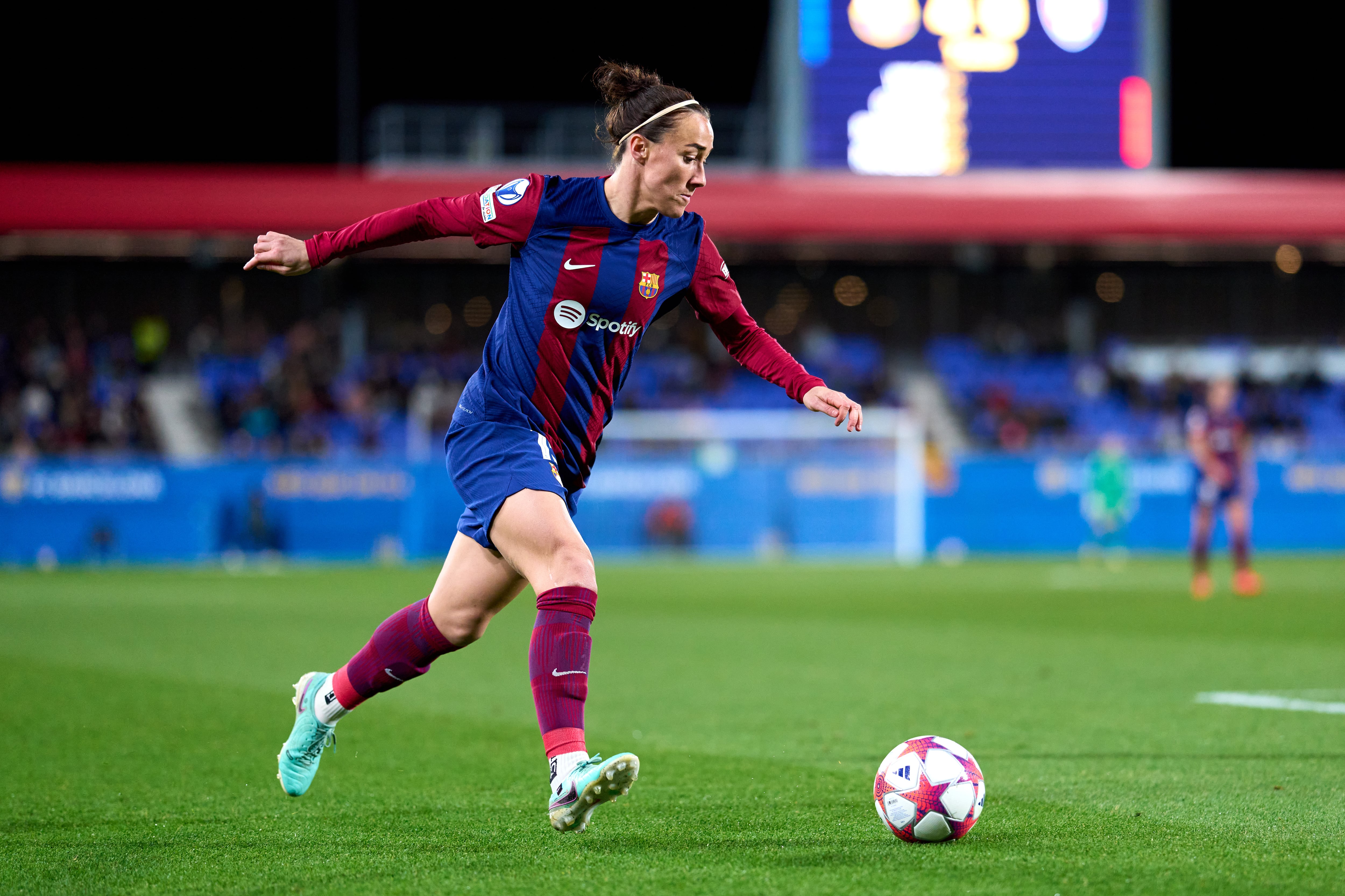 Lucy Bronze, con el balón en sus botas, durante un partido de Champions entre el Barça y el Rosengard. (Photo by Alex Caparros/Getty Images)