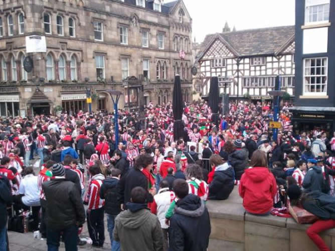 Más de 5.000 aficionados del Athletic viajaron a Manchester sin entrada para ver el partido