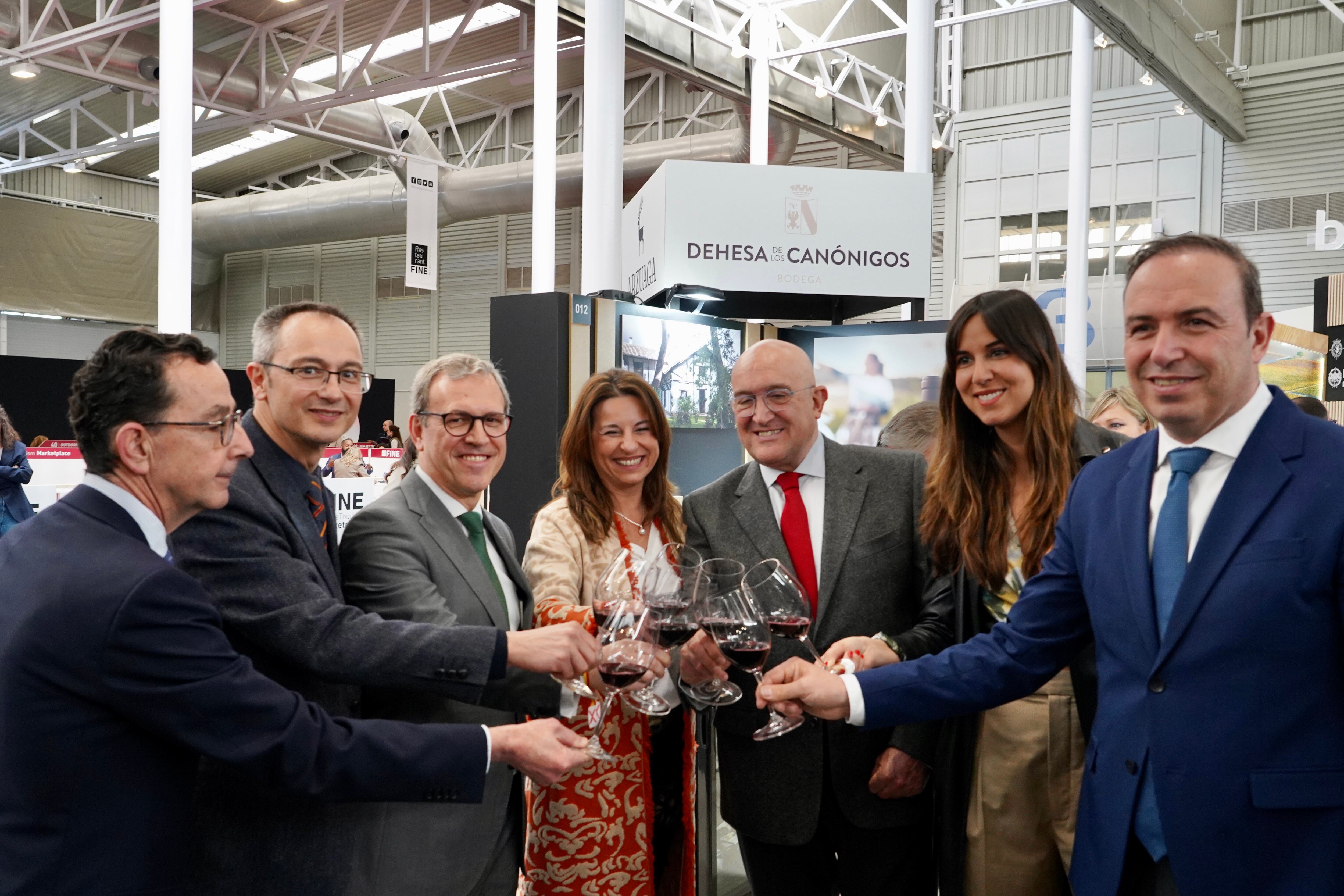 El consejero de Industria Mariano Veganzones junto al alcalde de Valladolid Jesús Julio Carnero y otras autoridades inaugura la Quinta edición de la Feria Internacional de Enoturismo.