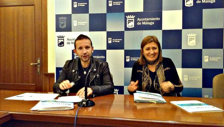 El concejal no adscrito, Juanjo Espinosa, en una rueda de prensa con la portavoz de Málaga Ahora, Ysabel Torralbo, en una imagen de archivo antes de salir de este grupo municipal