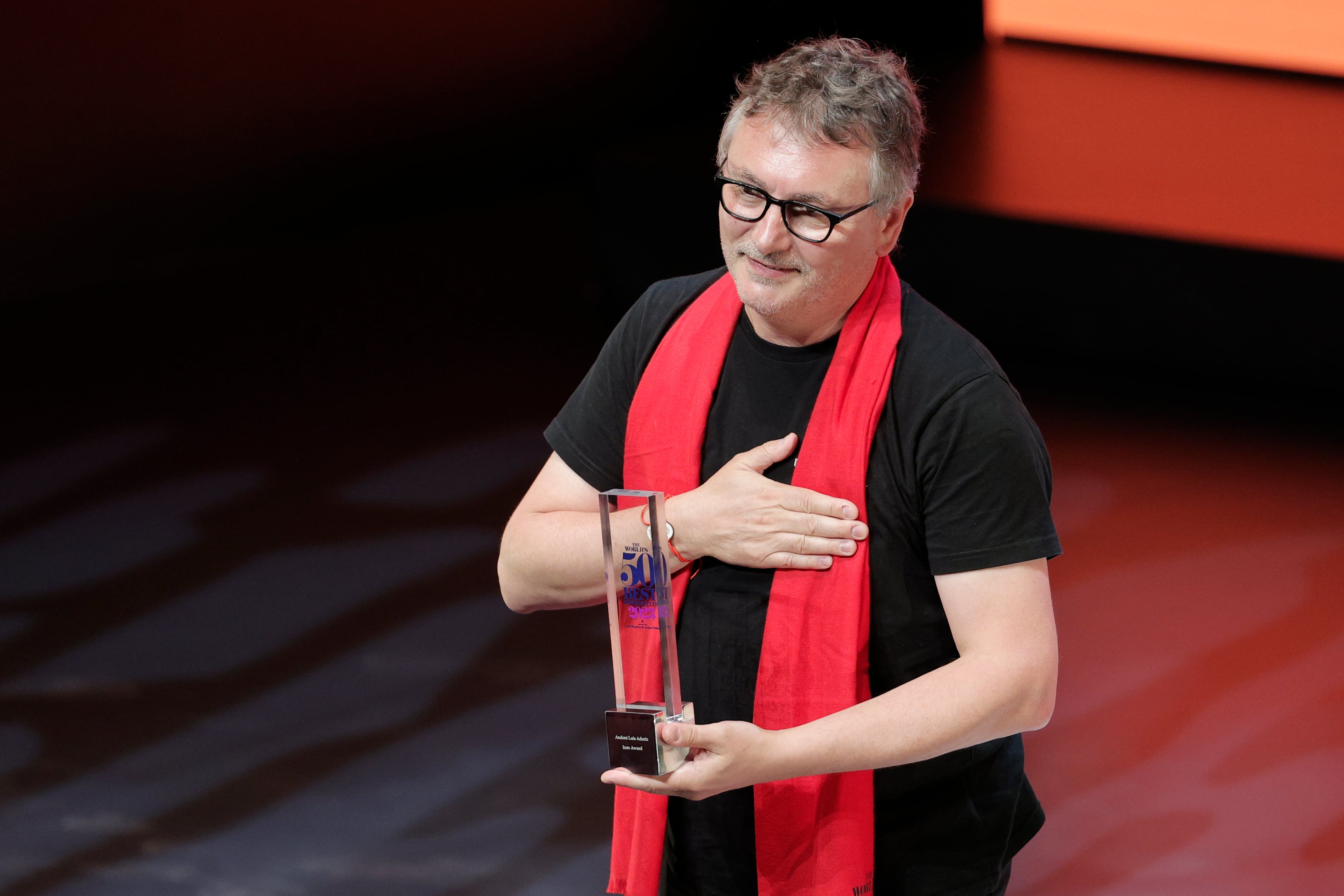 El chef vasco Andoni Luis Aduriz, del restaurante Mugaritz, recibe el premio Icon en la gala de los World&#039;s 50 Best Restaurants 2023.