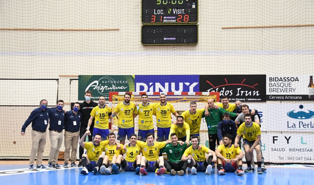 Cuerpo técnico y jugadores de Bidasoa celebran una nueva clasificación europea para el club bidasotarra