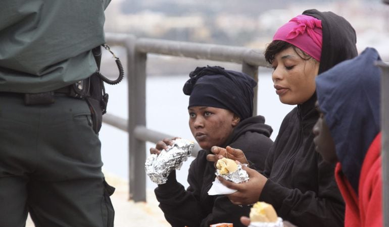 Dos mujeres llegadas en una patera a Ceuta, tras ser interceptadas por una patrulla de la Guardia Civil