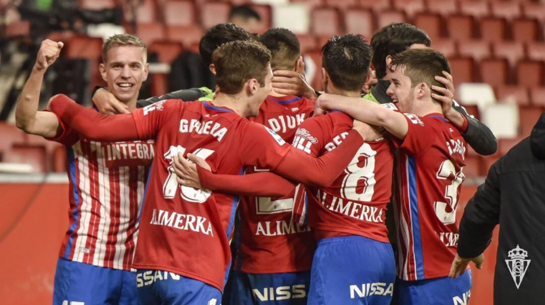 Los jugadores rojiblancos celebran un gol en El Molinón.