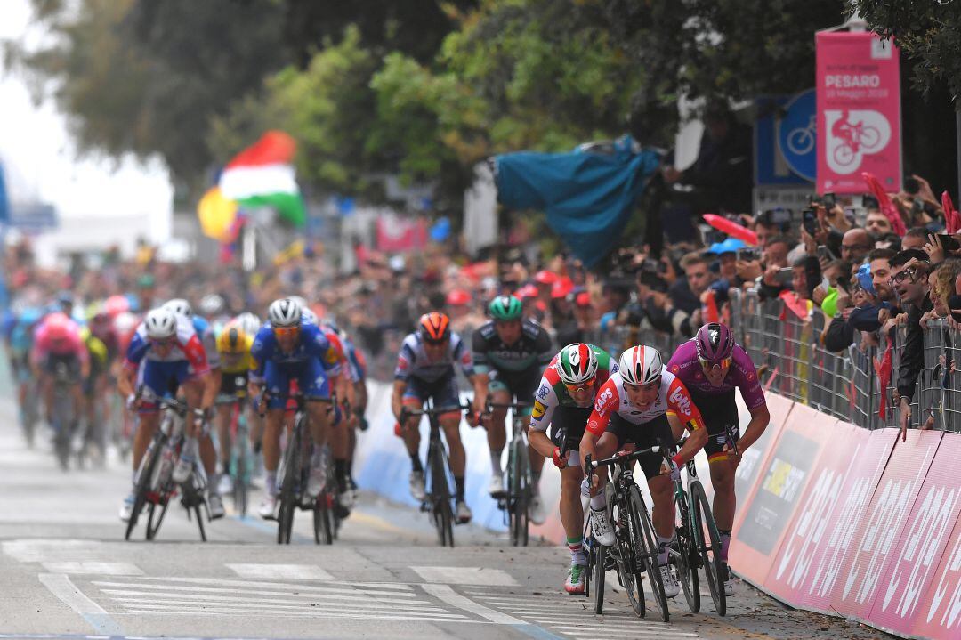 Ewan, Viviani y Ackerman durante el sprint de la octava etapa del Giro