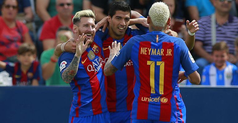 Messi, Suárez y Neymar celebran uno de sus goles en Butarque (1-5).