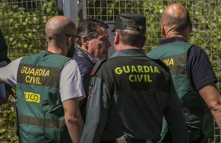 El expresidente de la Comunidad de Madrid Ignacio González es trasladado desde la Comandancia General de la Guardia Civil en Tres Cantos.