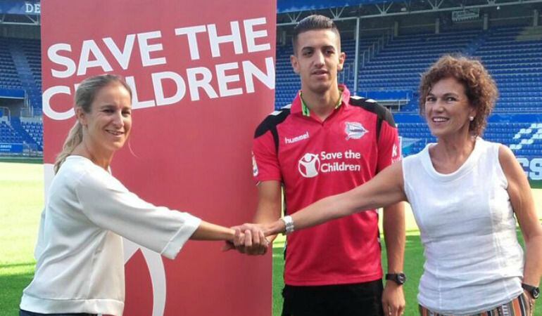 Zou Feddal luce la camiseta entre Eva Silván (derecha) y Maite Aranzabal, ambas de la ONG.