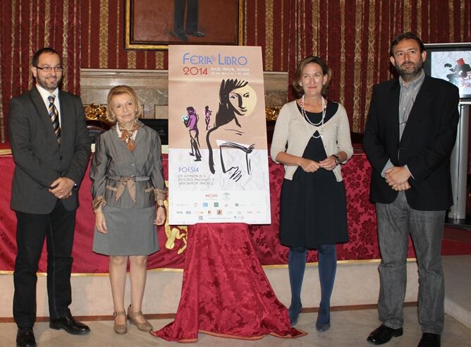 De izquierda a derecha, David Luque, director general de Industrias Creativas y del Libro de la Junta de Andalucía; Juana Muñoz, presidenta de la Asociación Feria del Libro de Sevilla; María del Mar Sánchez Estrella, delegada de Cultura del Ayuntamiento hispalense; y Javier López, director de la Feria del Libro.