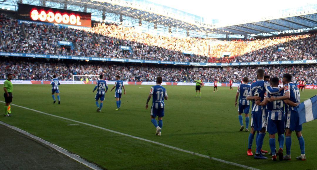 Los jugadores del Deportivo celebran el primer gol del partido