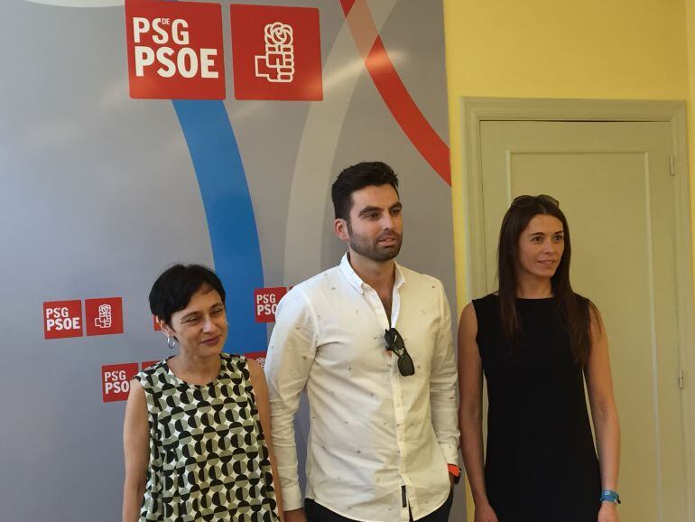 Rocío de Frutos junto a los representantes de JUSAPOL Ourense