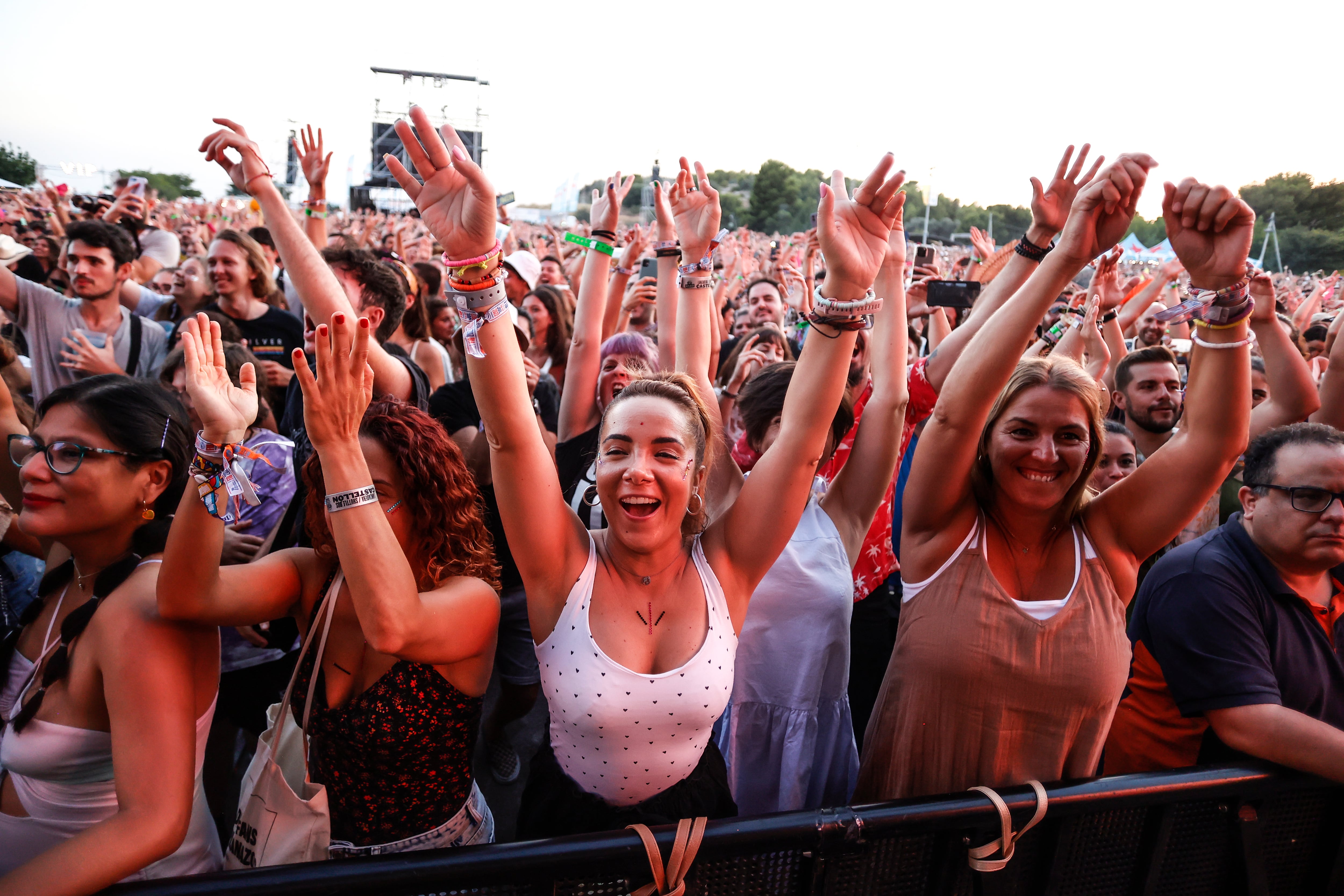 GRAFCVA7226. BENICASIM (CASTELLÓN), 14/07/2022.- El Festival Internacional de Benicàssim (FIB) reabre sus puertas tras dos años de parón por la pandemia, una etapa de profundas transformaciones internas para recuperar el terreno perdido y un cartel que abrirán los españoles Lori Meyers e Izal y los británicos Tom Grennan y Declan McKenna. En la imagen el público durante la actuación de los granadinos Lori Meyers. EFE/Doménech Castelló
